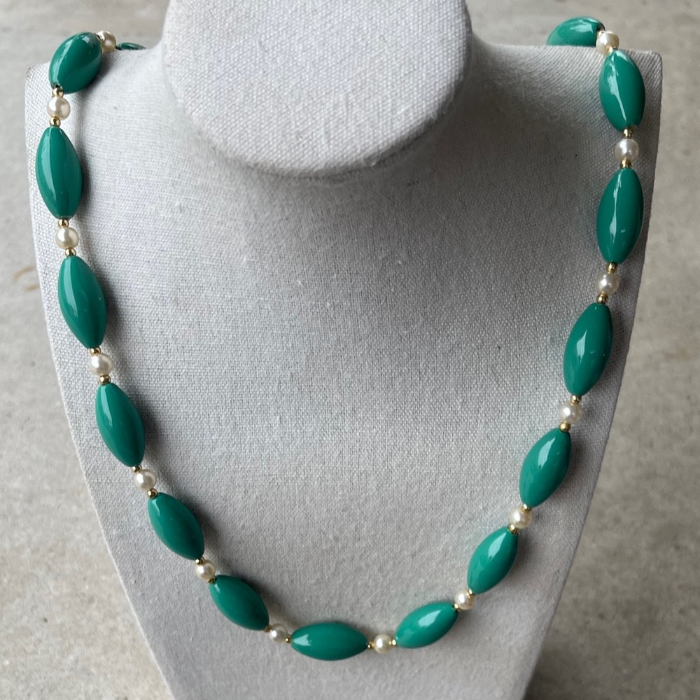 vintage necklace featuring chunky green beads and small Faux Pearls spacers - Picture 2 of 10